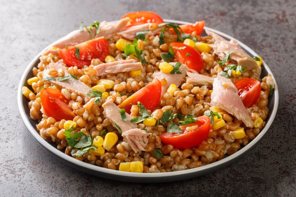 Insalata di farro, tonno e verdure su un piatto