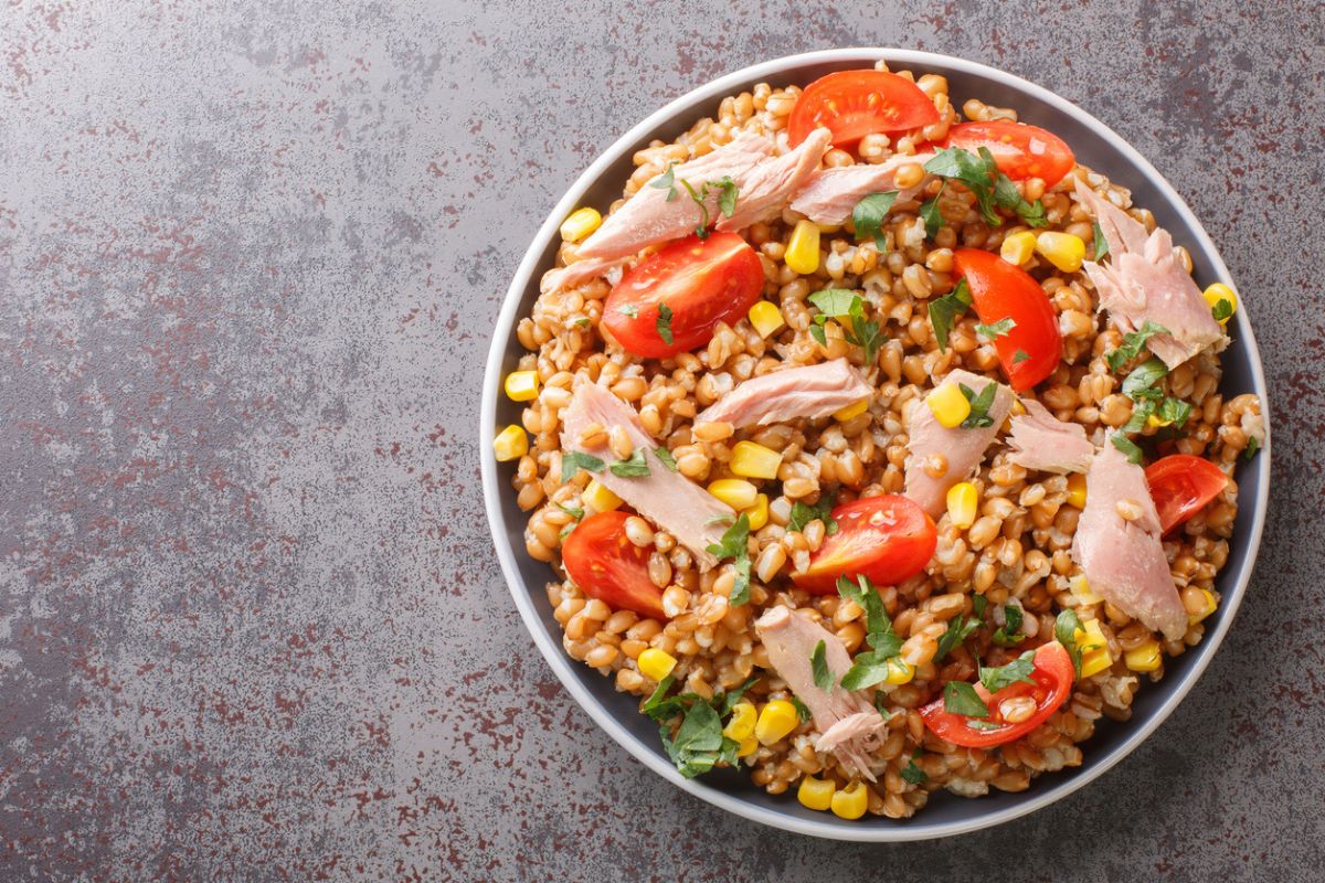 Insalata di farro, tonno e verdure su un piatto