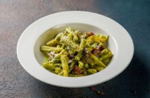 La pasta con crema di verdure e feta è la miglior ricetta di pasta cremosa a prova di estate (che puoi usare anche in inverno)