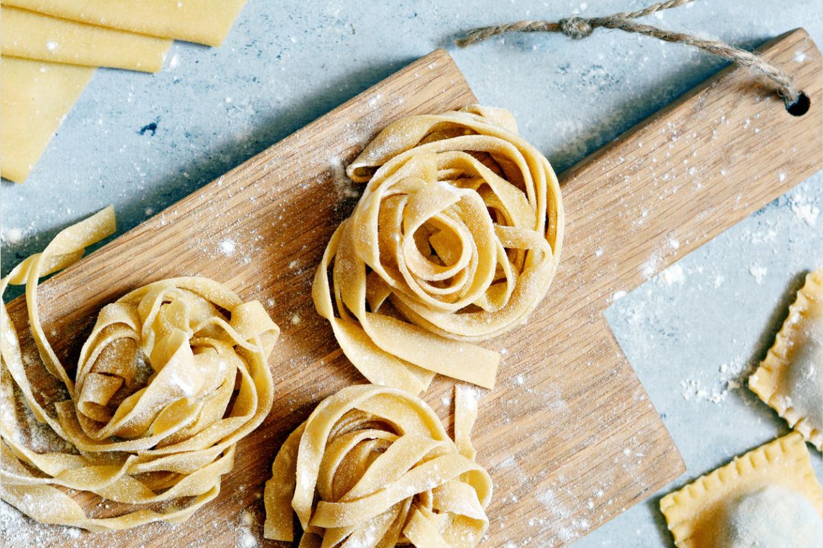 Pappardelle su tagliere