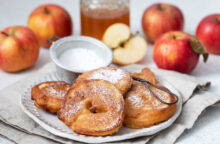 Come fare le frittelle di mele e noci, i dolcetti ai sapori d’autunno