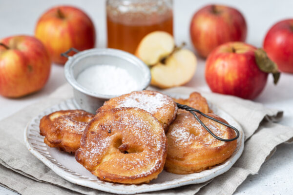 Come fare le frittelle di mele e noci, i dolcetti ai sapori d’autunno