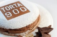 Torta Novecento, cent’anni e non sentirli. Storia e com’è fatta la torta 900 al cioccolato di Ivrea