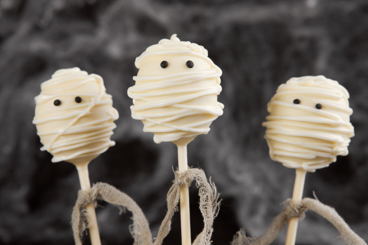 Cake pops di Halloween mummia di cioccolato bianco