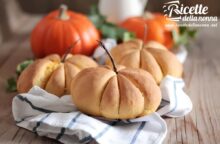 Come fare il pane a forma di zucca? Pane alla zucca, ricetta soffice e perfetta per l’autunno (e per Halloween)