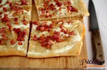 La Tarte flambée è la pizza rustica con pancetta e cipolle di cui non sapevi di aver bisogno