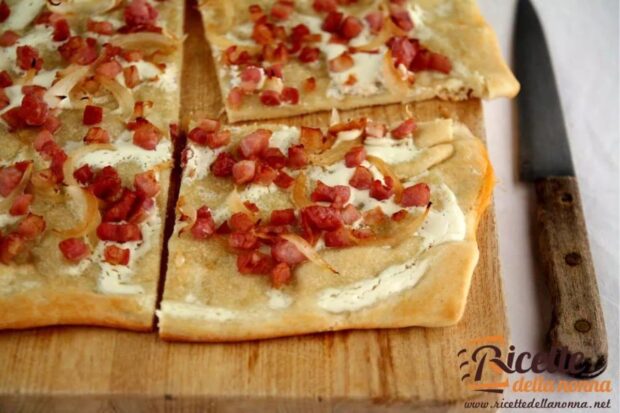 Tarte Flambée, pizza rustica con pancetta (e cipolle)