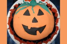 Zucca di Halloween? È presto detto: ecco come decorare una torta di Halloween a forma di zucca, passo dopo passo