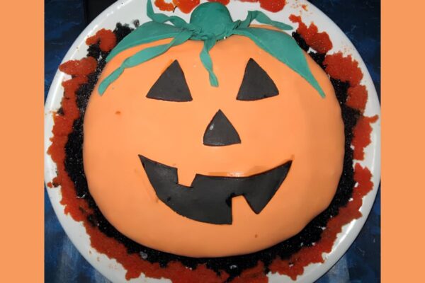 Zucca di Halloween? È presto detto: ecco come decorare una torta di Halloween a forma di zucca, passo dopo passo