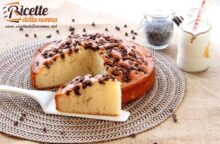 Torta allo yogurt e gocce di cioccolato: la torta soffice che si fa con 250 gr di yogurt e cioccolato