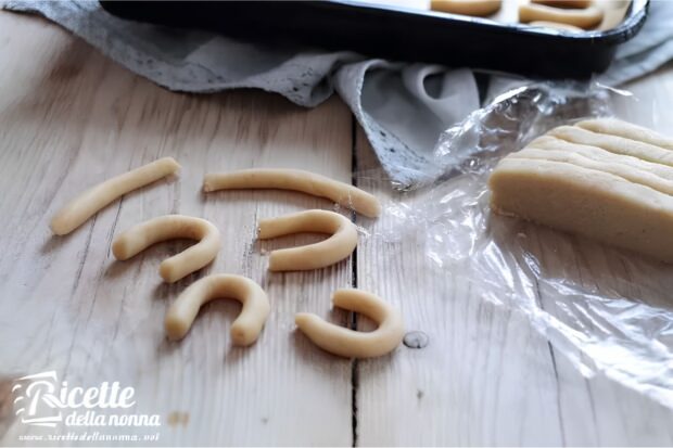 Preparazione Vanillekipferl, biscottini tedeschi alla vaniglia 3