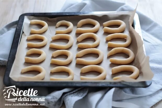 Preparazione Vanillekipferl, biscottini tedeschi alla vaniglia 4