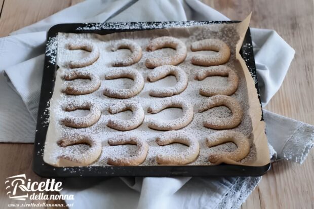 Preparazione Vanillekipferl, biscottini tedeschi alla vaniglia 5