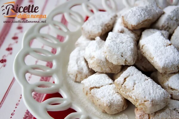 Come fare i ricciarelli di Siena, ricetta semplice per farli buoni come quelli della pasticceria in pochi e semplici passaggi