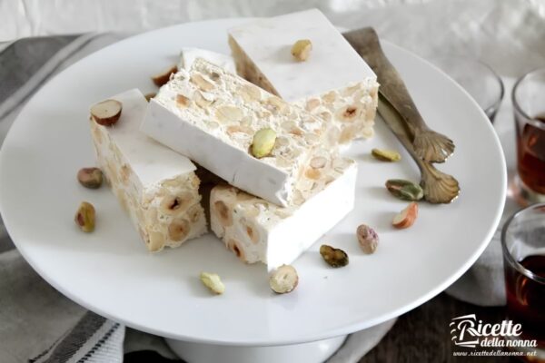 Come fare il torrone in casa: la ricetta del torrone morbido da preparare in vista del Natale