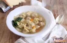 Tortellini in brodo fatti in casa, la classica ricetta delle feste che non puoi sbagliare (con foto passo-passo)