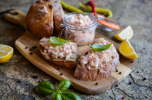 Mousse di salmone: ricetta della mousse facile e veloce da preparare per le feste e strumenti per farla in casa