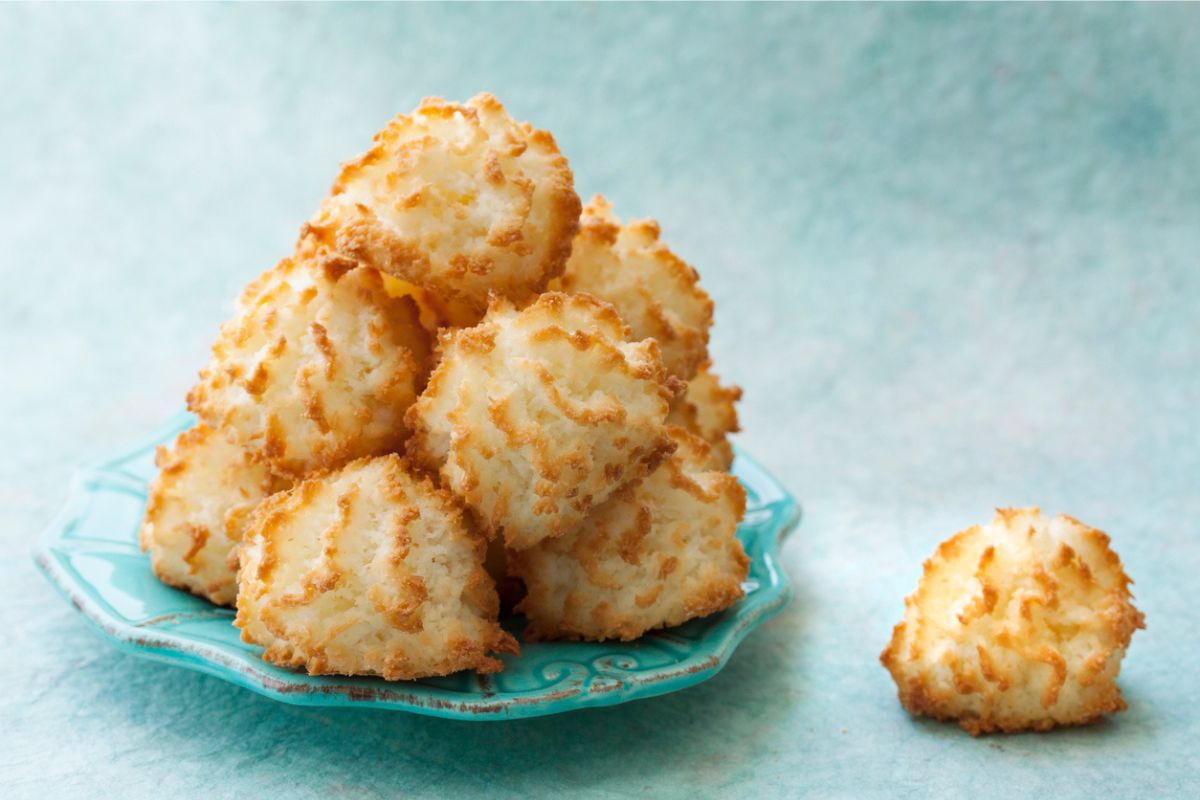 Biscotti al cocco su piattino