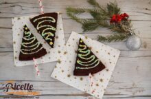 Un brownie al cioccolato che si scioglie in bocca: ricetta golosa e natalizia a forma di albero di Natale