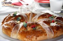 È l’idea perfetta per cenoni e pranzi di Natale: la ciambella al formaggio non è solo buona ma anche bella da usare come centrotavola