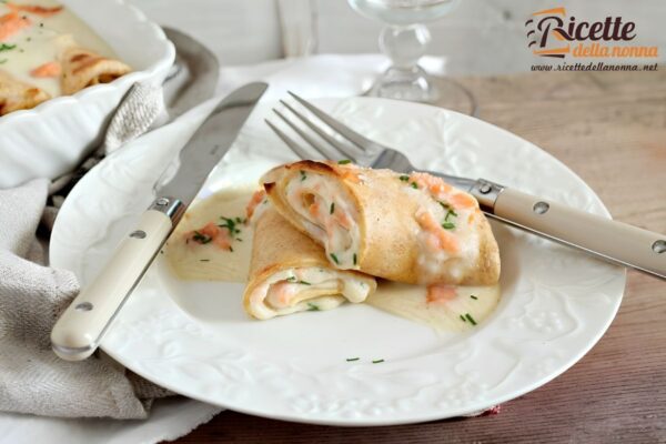 Le crepes al salmone sono la ricetta facile che dona un tocco di classe al tuo menù delle feste