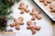 I biscotti di pan di zenzero sono i biscotti tipici delle feste anglosassoni: ricetta per farli a forma di omini da appendere all’albero di Natale