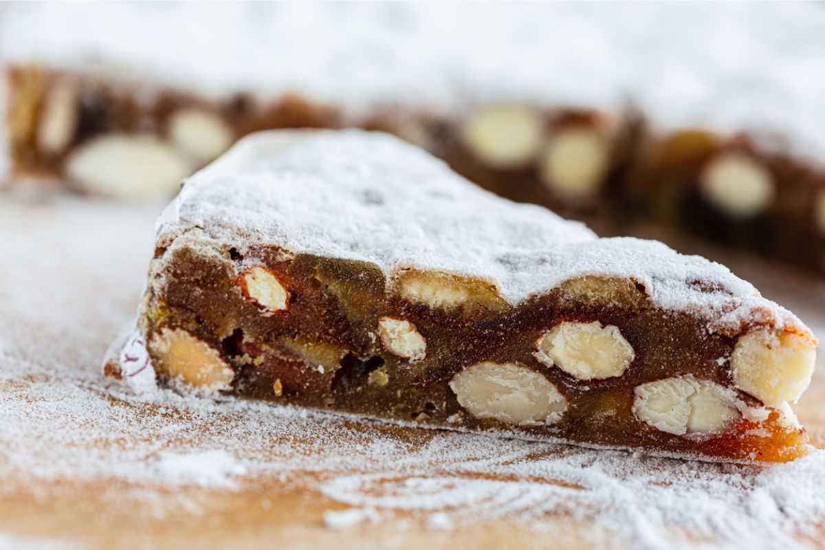 Panforte di Siena, fetta tagliata