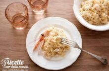 Il risotto alla crema di scampi è un classico della cucina italiana: ricetta per farlo cremoso, saporito e invitante (anche) per le feste