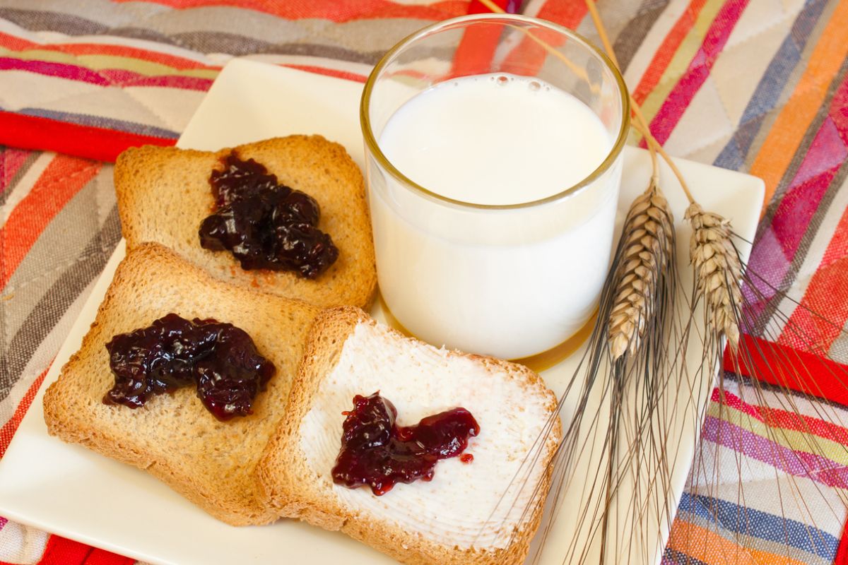 Fette biscottate burro e marmellata a colazione