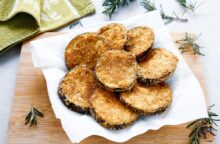 Cotolette di melanzane, ricetta per farle croccanti fuori, morbide dentro e buone come le cotolette classiche