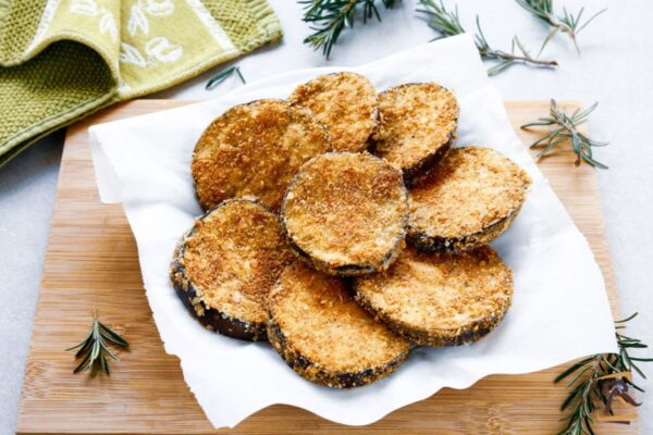 Cotolette di melanzane, ricetta per farle croccanti fuori, morbide dentro e buone come le cotolette classiche