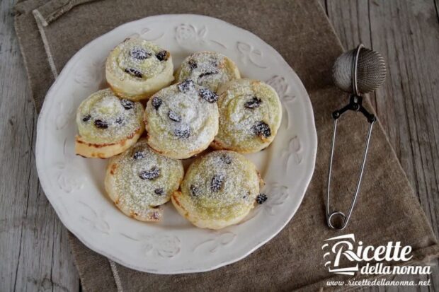 Girelle di pasta sfoglia, crema pasticcera e uvetta