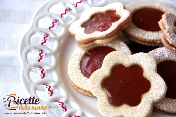 Come fare i biscotti occhi di bue, i pasticcini di pasta frolla da riempire con cioccolata o marmellata