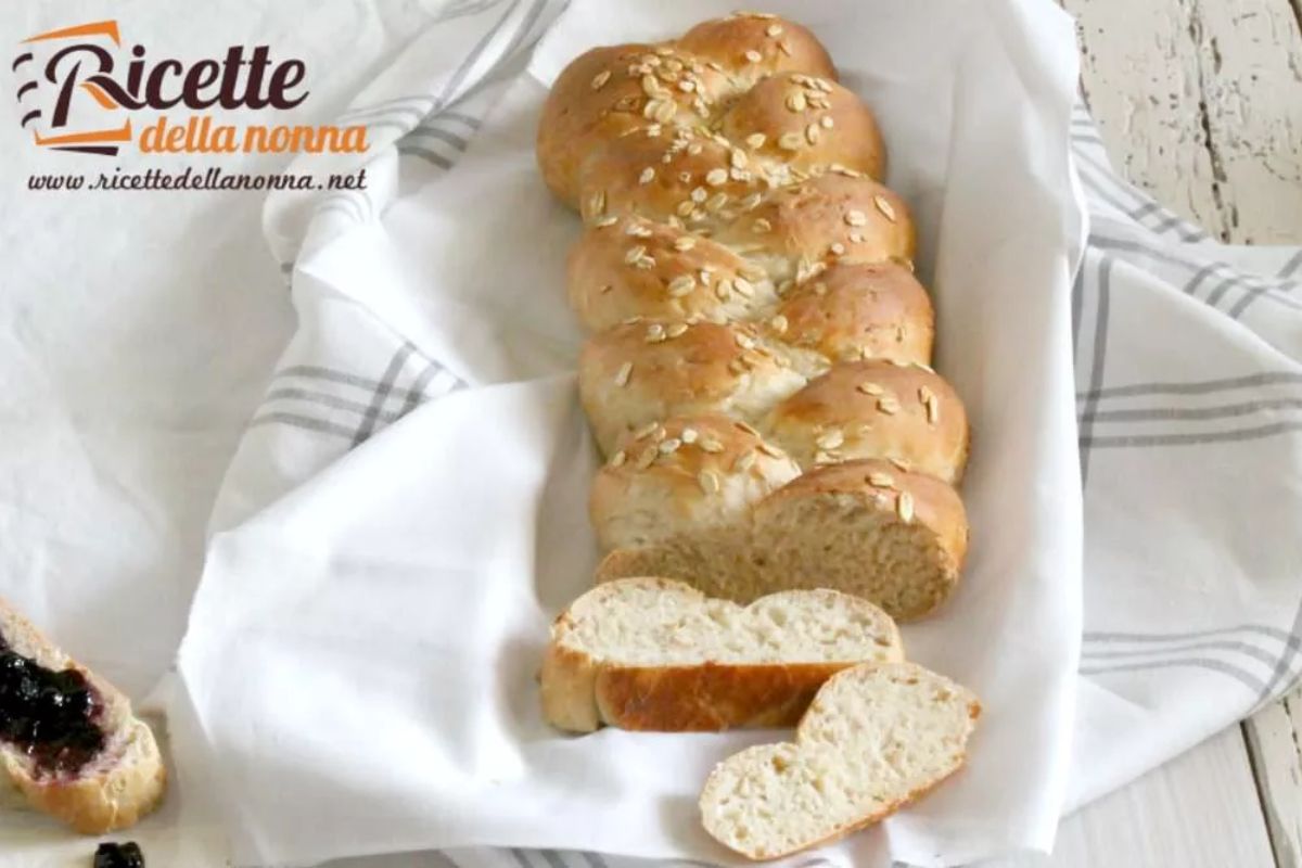 Pane ai fiocchi d'avena. Treccia ai fiocchi di avena