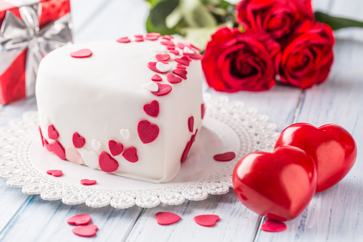 Come fare una torta a forma di cuore a San Valentino: consigli per decorarla con la pasta di zucchero