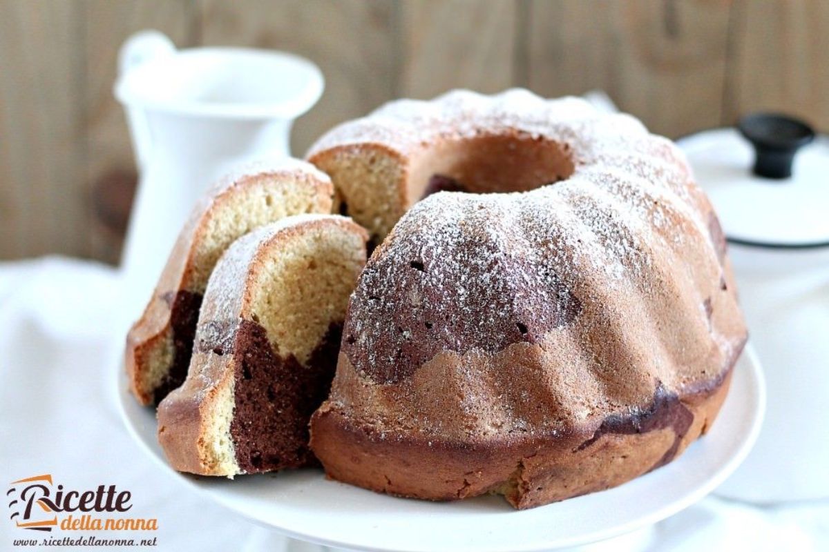 La chiamano anche ciambella giorno e notte o ciambella bicolore: ecco come ottenere l’effetto marmorizzato e realizzare un ciambellone soffice e perfetto a colazione o merenda