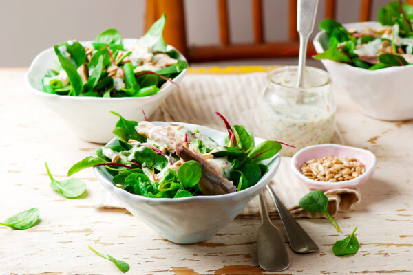 È un pesce azzurro economico e saporito: questa insalata di sgombro è la ricetta facile e veloce che costa poco e piace a tutti