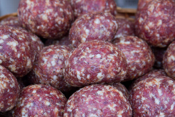 Potresti confonderlo con la mortadella ma è tutta un’altra cosa: in Trentino la mortandela è una cosa molto seria